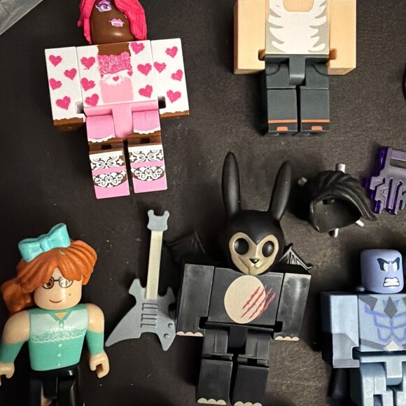 Lot Of 10 Roblox Action Figures With Accessories no codes - Picture 5 of 8